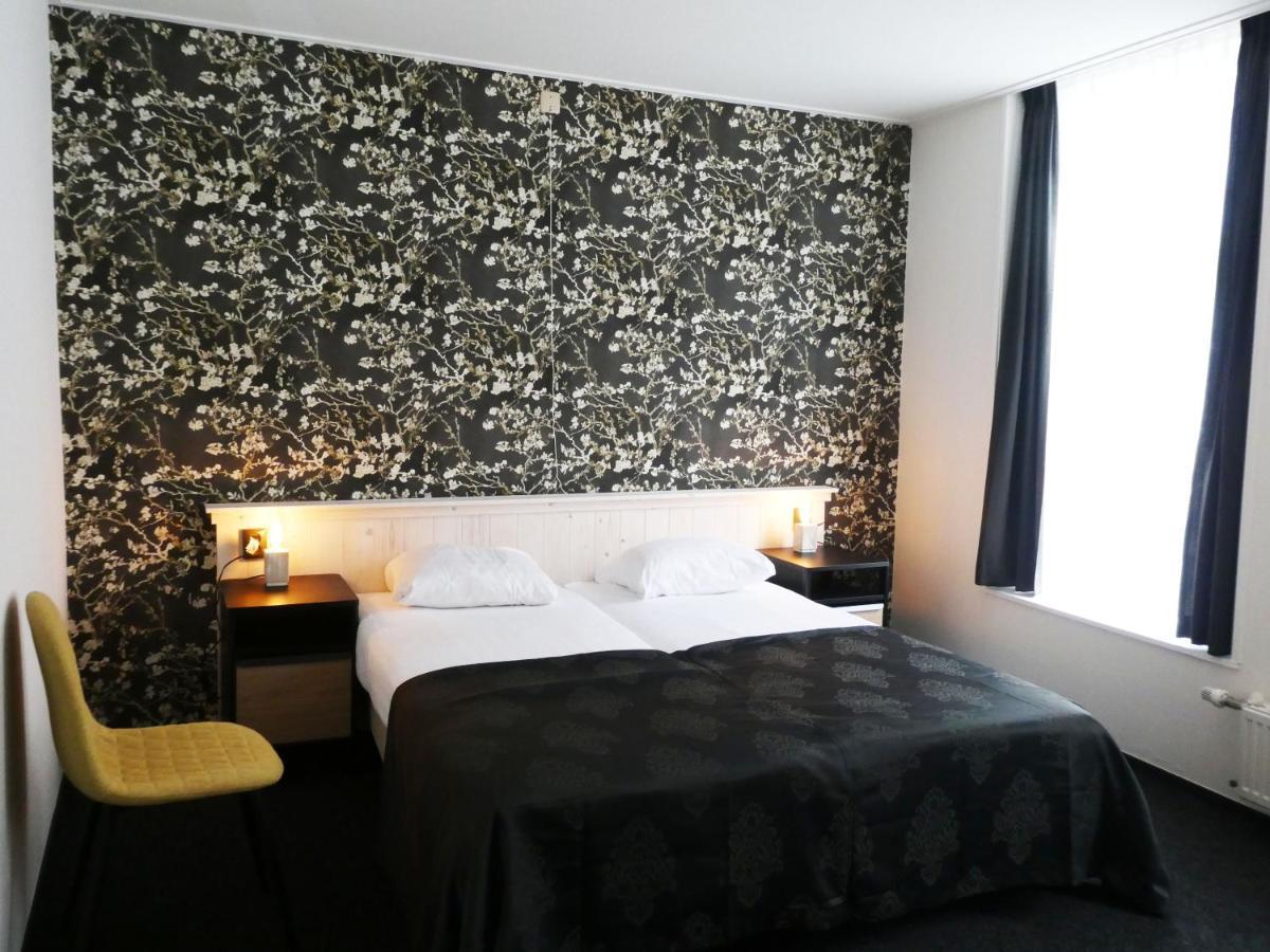 Hotel Cafe Restaurant De Posthoorn Доккум Экстерьер фото