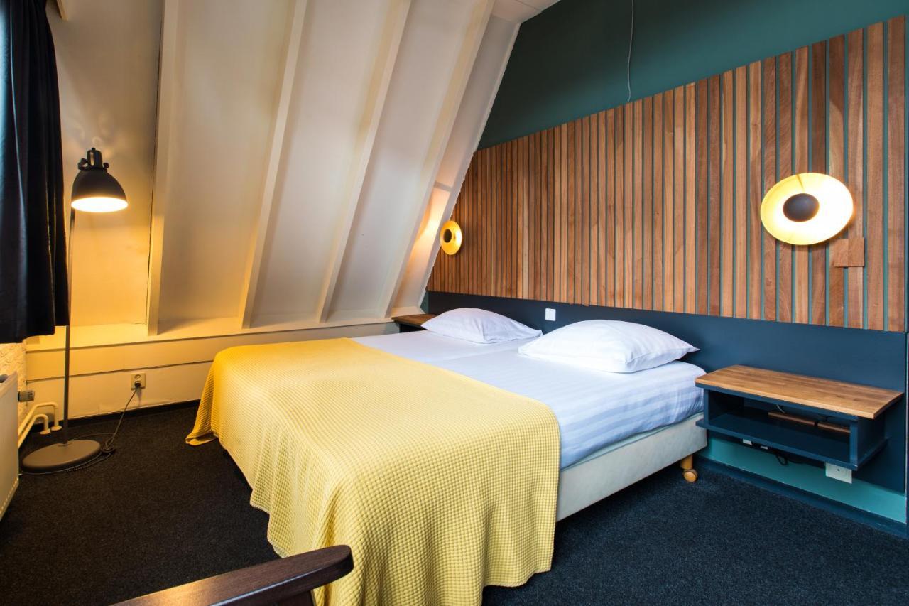 Hotel Cafe Restaurant De Posthoorn Доккум Экстерьер фото