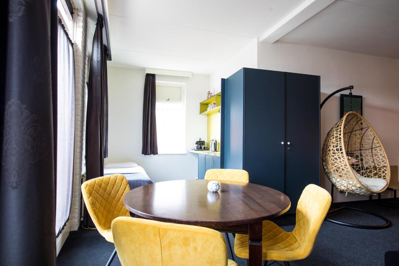 Hotel Cafe Restaurant De Posthoorn Доккум Экстерьер фото