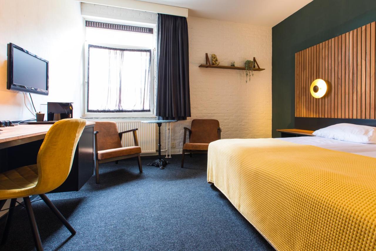 Hotel Cafe Restaurant De Posthoorn Доккум Экстерьер фото