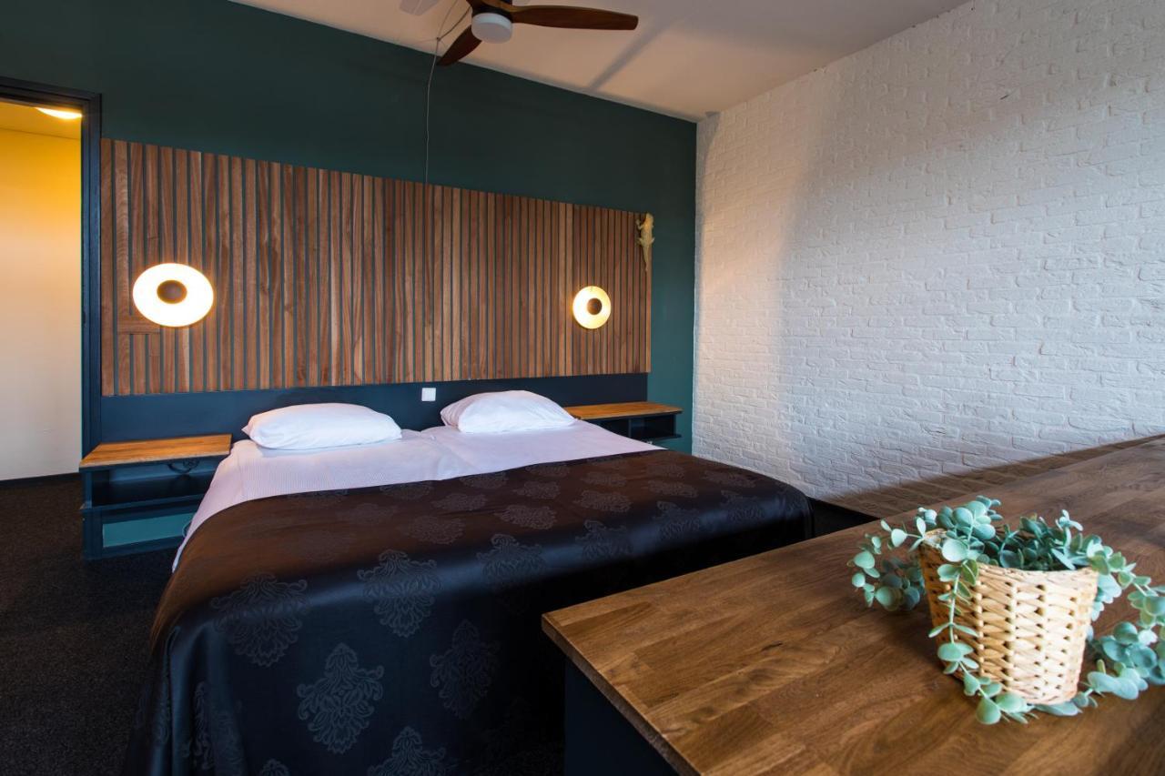 Hotel Cafe Restaurant De Posthoorn Доккум Экстерьер фото